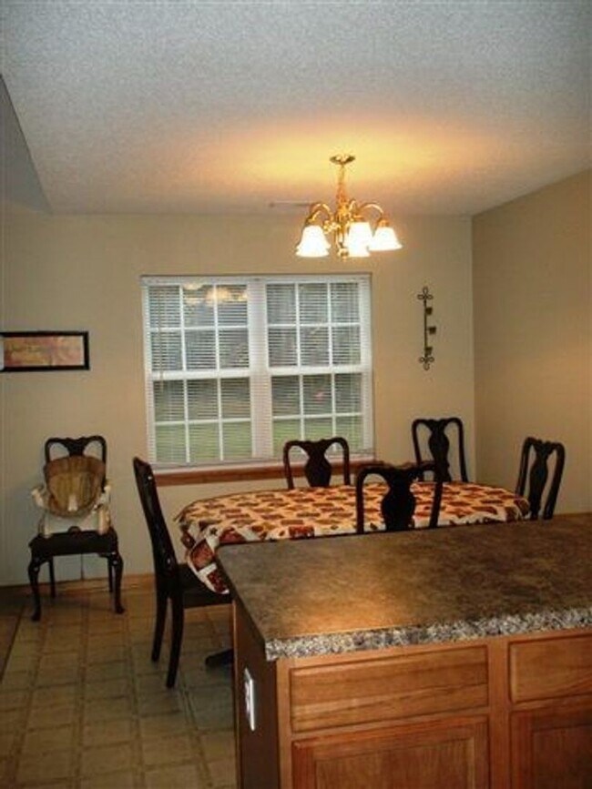 Building Photo - 3 bedroom 2 full baths and lots of land!