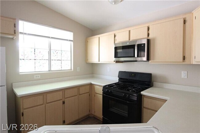 Building Photo - 2 Bedroom Condo w/ 1 CAR GARAGE