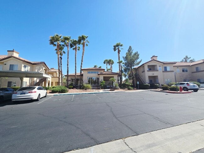 Building Photo - BEAUTIFUL GATED COMMUNITY WITH CLUBHOUSE, COMMUNITY POOL, COMMUNITY SPA, EXERCISE ROOM. FIRST FLO...