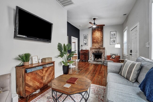 Building Photo - 305 W Waldburg Ln