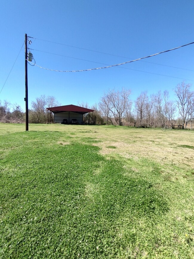 Building Photo - 935 Farm to Market 82