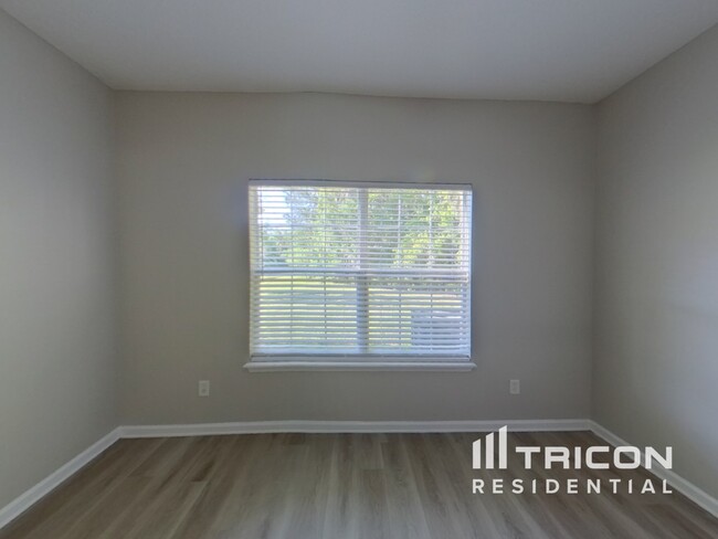 Building Photo - 582 Summer Breeze Dr N