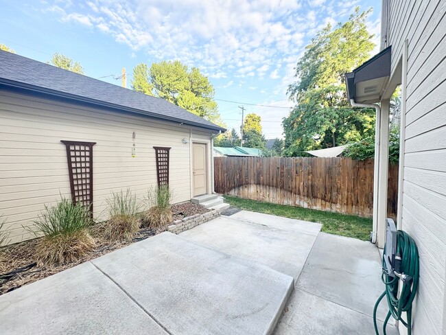 Building Photo - Coming Soon: 3BR/2Baths Steps from BSU, the Greenbelt, and Downtown!