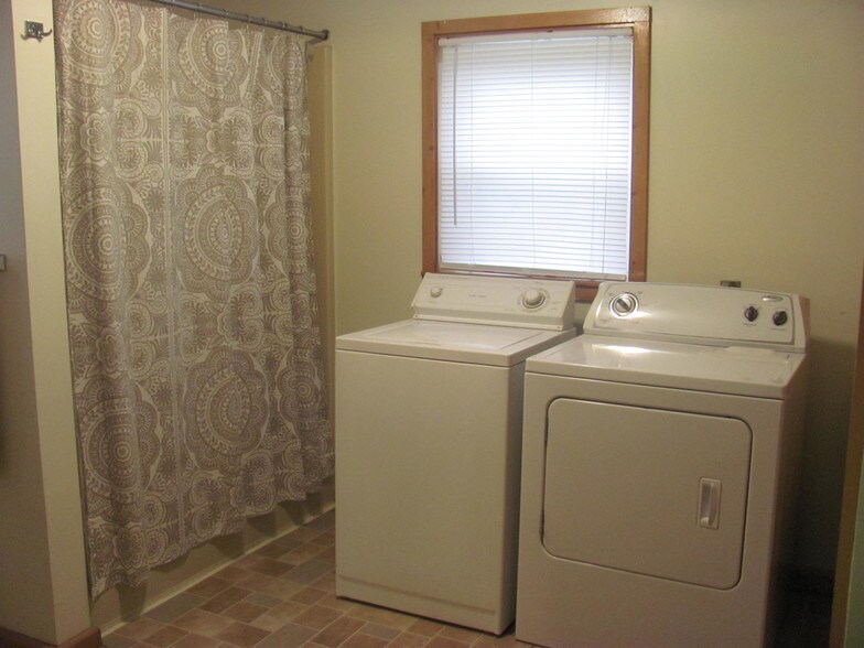 washer/dryer - 3967 Riverview Ln