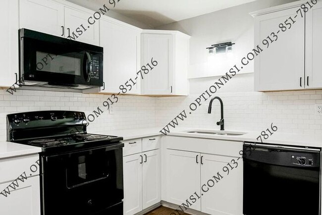 Building Photo - Available NOW in Raytown