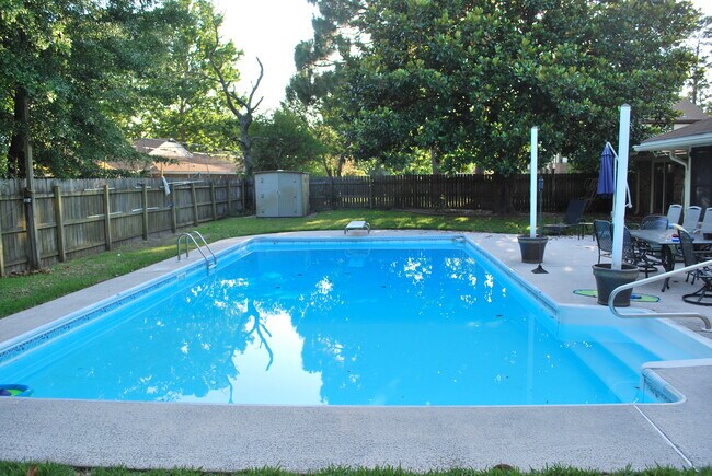 Building Photo - 123 Raintree Blvd