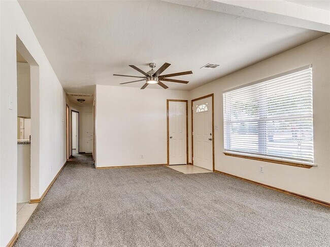 Building Photo - 325 E Cedar Ln