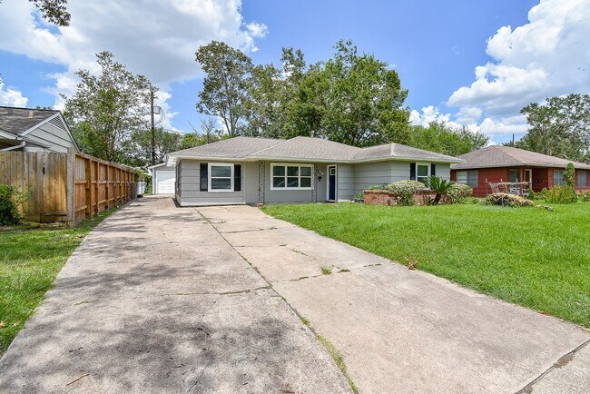 Building Photo - 7406 Schiller St