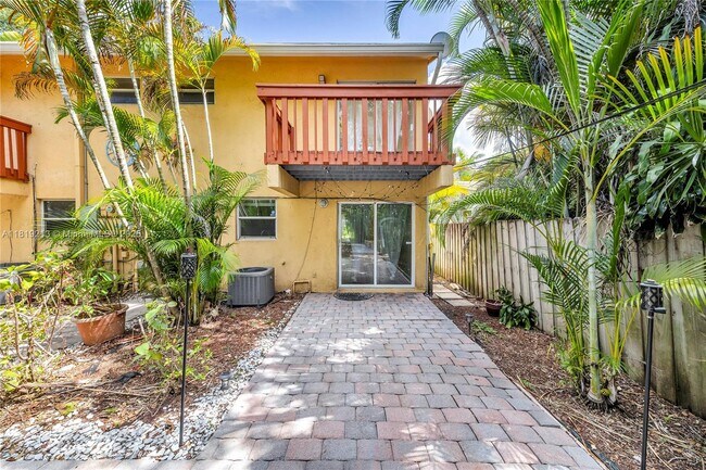 Building Photo - 307 SW 11th Ct