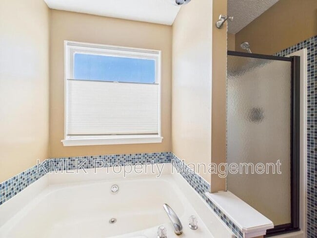 Building Photo - 411 Treeview Dr