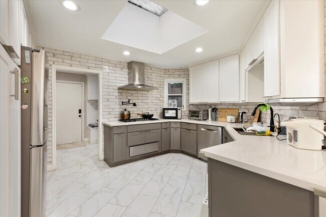 Building Photo - 201 Vanderpool Ln