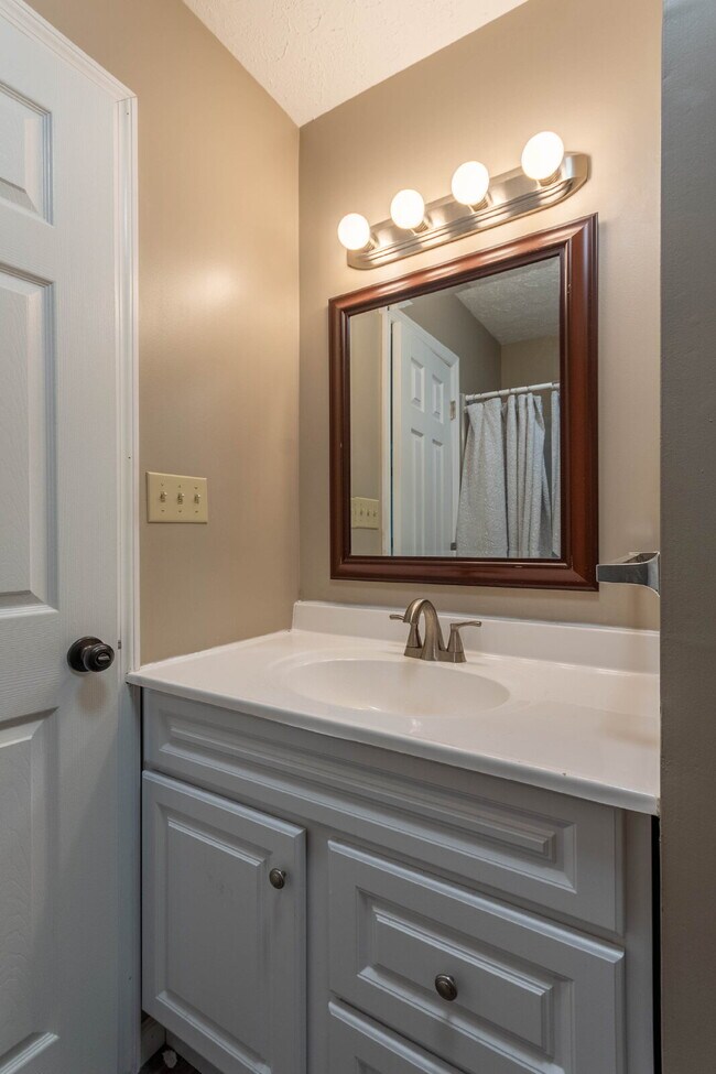 Building Photo - Corporate / Seasonal / Mid-term Rental - Furnished