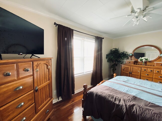 Queen bedroom 1 - 3409 Peerless Rd NW