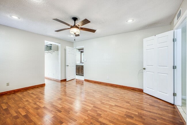 Building Photo - Beautiful House with 4 bed - 2 baths - office & covered big Jacuzzi