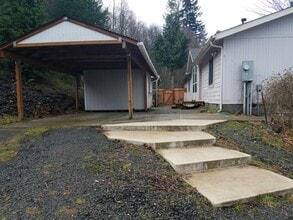 Building Photo - 3 Bedroom off of Agate and Hwy 3