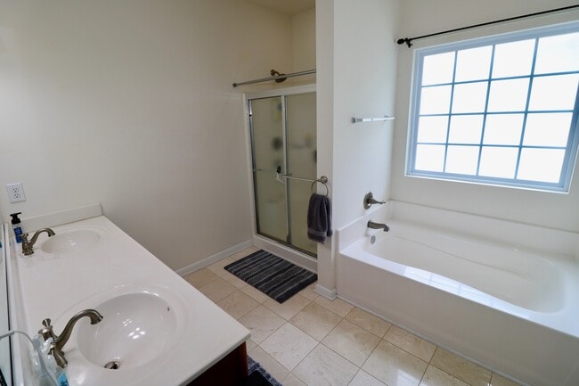 Building Photo - Immaculate 4 bedroom 2.5 Bath home in Sagi...