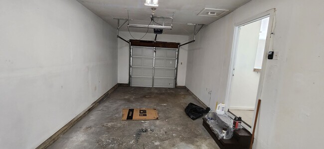 Building Photo - ALL PROSPECTIVE TENANTS MUST SUBMIT A ON LINE APPLICATION AND BE PRE-QUALIFIED PRIOR TO ANY SHOWI...