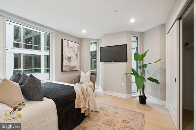 Building Photo - 6604 Ridge Ave