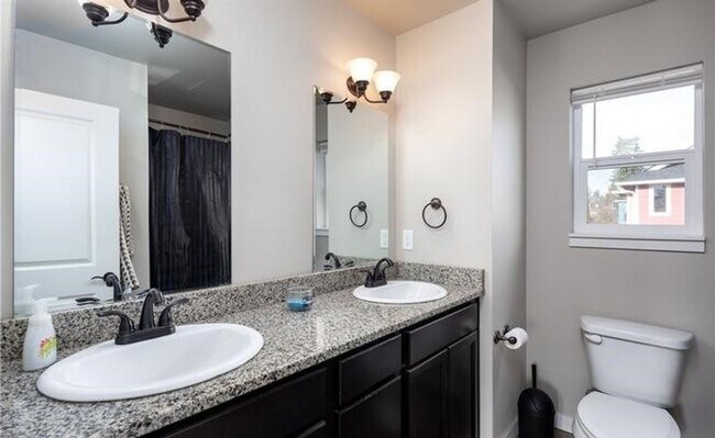 Building Photo - Lovely 2 Bedroom Townhouse - Pets Possible