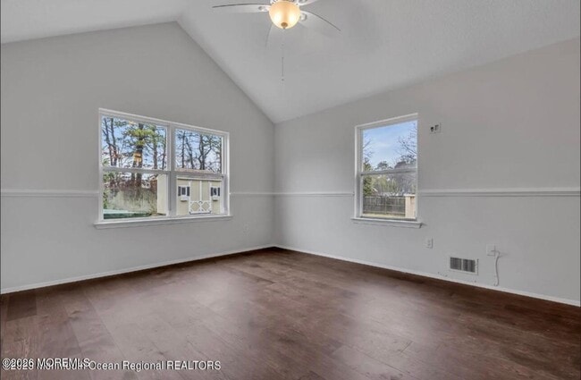 Building Photo - 5 Laketree Ct