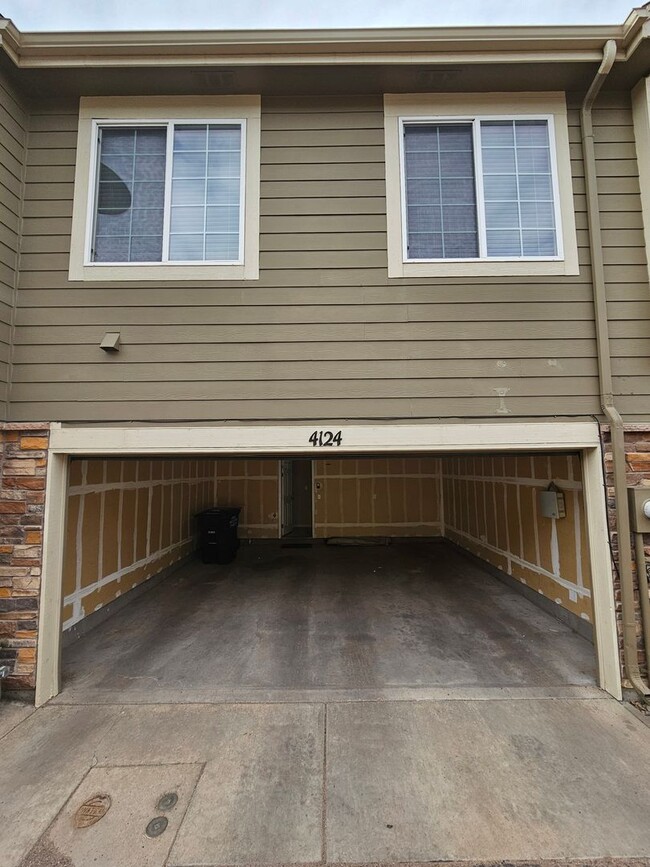 Building Photo - Beautiful 3-Bedroom Townhome near Cottonwo...