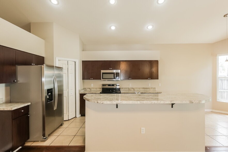 Building Photo - 2014 Cattleman Dr