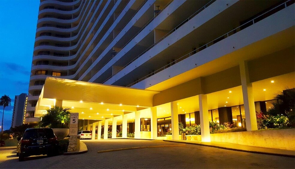 Neighborhood - Nearby Dining & Entertainment - 5555 Collins Ave