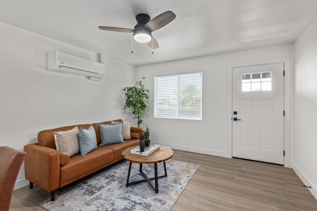 Building Photo - 1 Bed | 1 Bath -  Renovated Ground Level Unit near ASU!