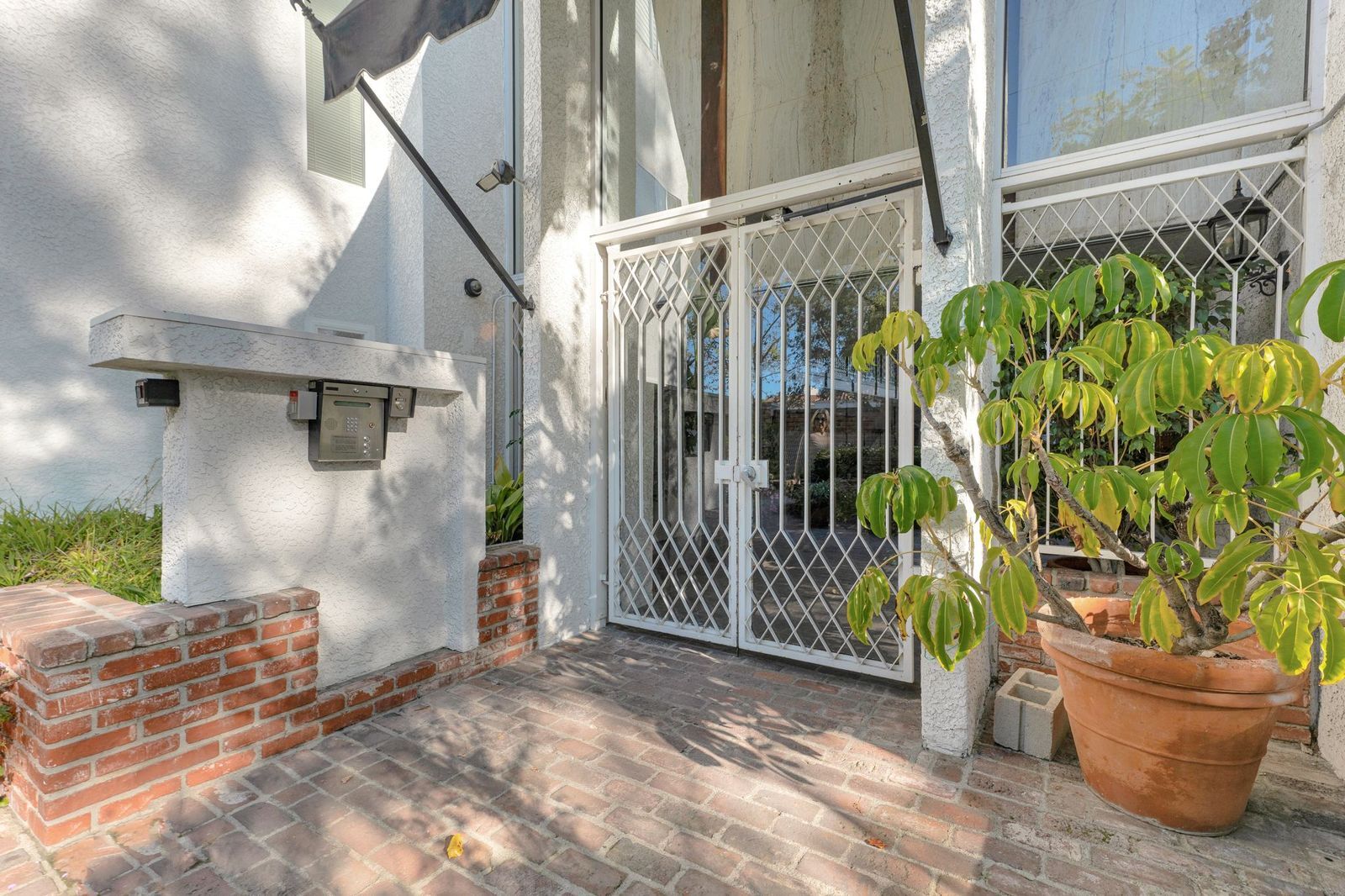 Building Photo - 4950 Louise Ave