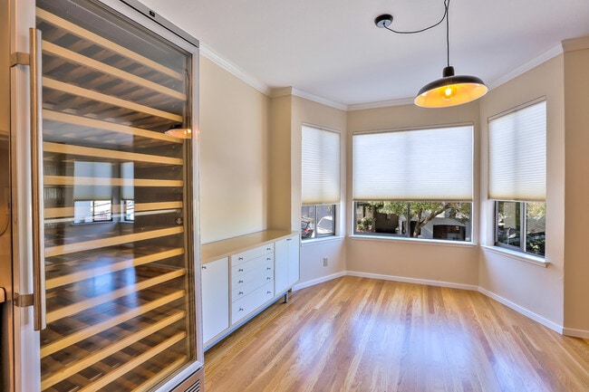 Building Photo - Spacious Two Bedroom Condo in Potrero Hill...