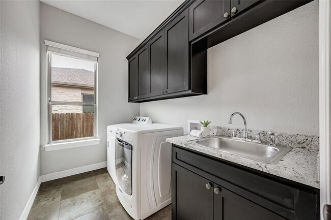 Building Photo - 21434 Lakefront Dr
