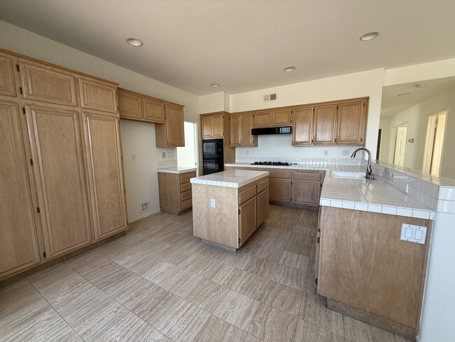 Building Photo - 593 Parkside Dr