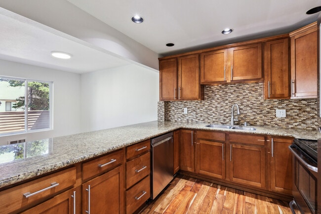 Building Photo - 10410 NE 32nd Pl