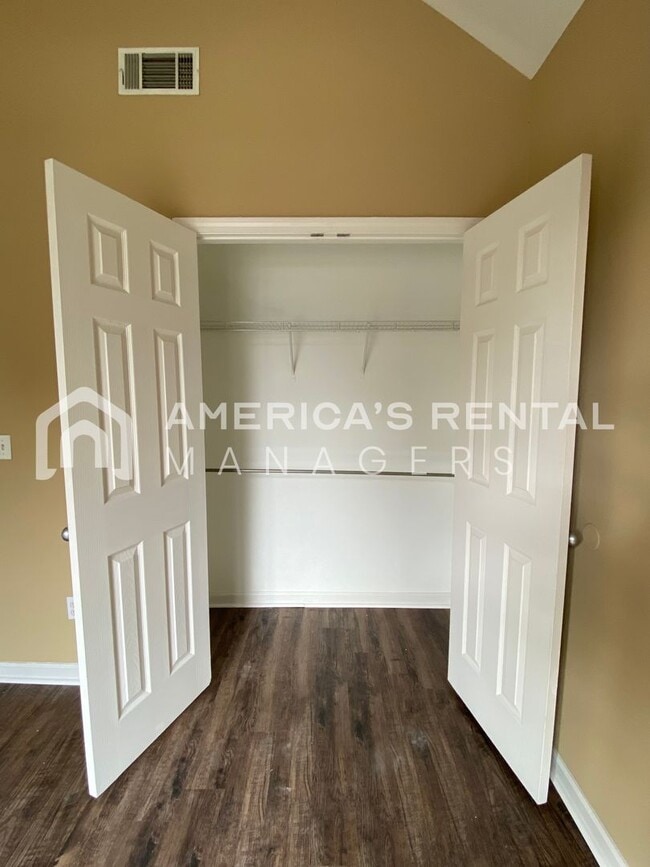 Building Photo - 525 Fox Run Cir