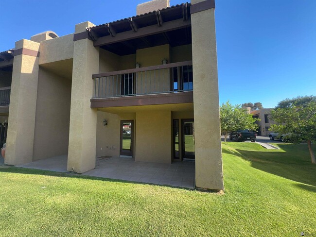 Building Photo - 800 E Country Club Dr