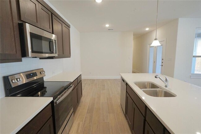 Building Photo - 648 Parkline Dr