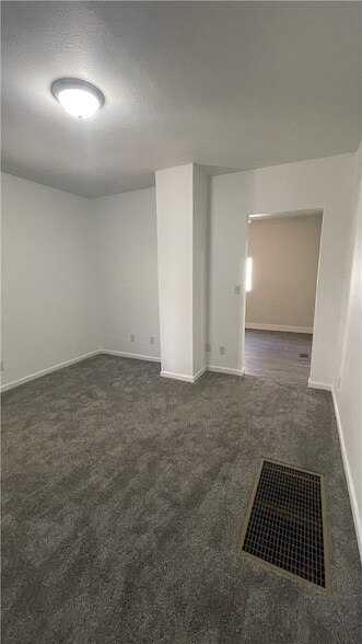 Building Photo - 424 W 7th Ave