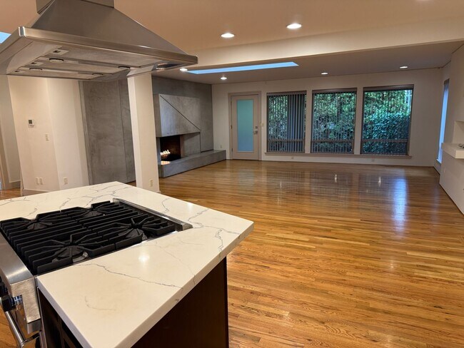 Building Photo - Contemporary SW Portland Home with Garage, A/C, and Prime Location Steps from OHSU and Willamette...
