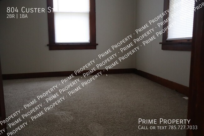 Building Photo - 804 Custer St