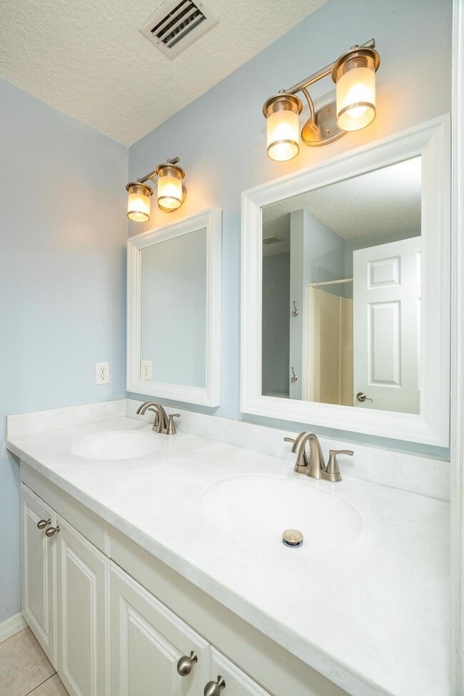 Building Photo - 728 Willow Wood Pl