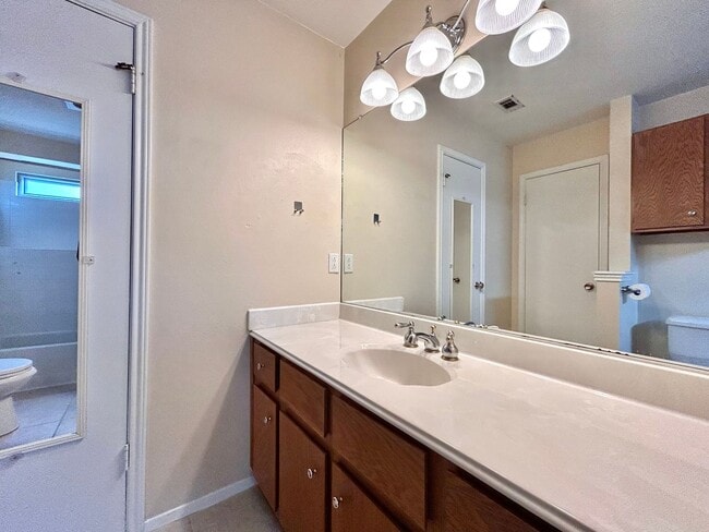 Building Photo - Comfortable & Nice 3BR / 2BA One-Level Home — Garage, Yard & Laundry Room