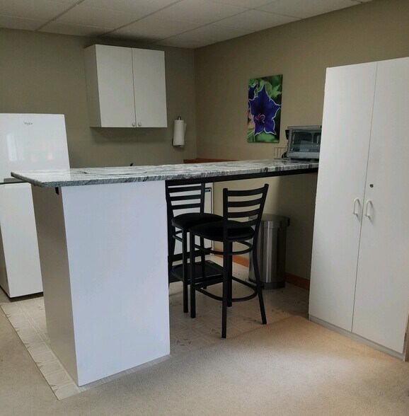 Breakfast Bar - 9 Mountain Laurel Ln
