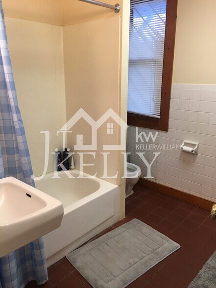 Building Photo - 192 Hillside St