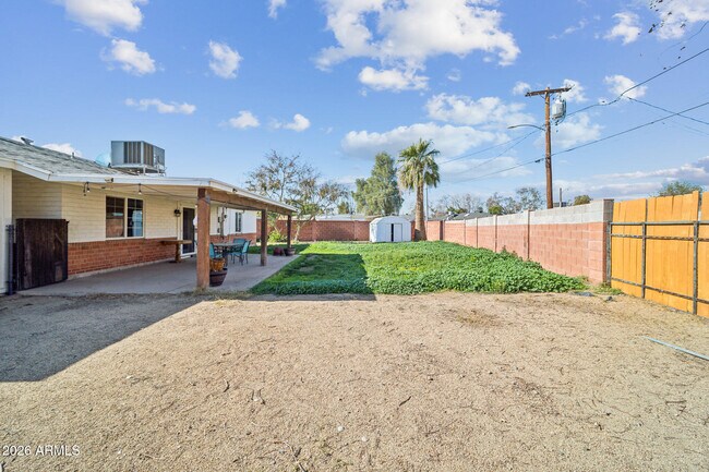 Building Photo - 2320 W Whitton Ave