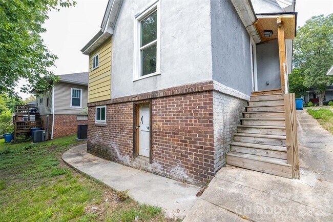 Building Photo - 609 W Liberty St