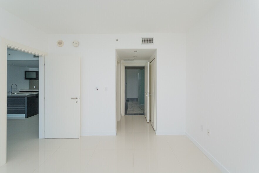 Building Photo - 200 S Biscayne Blvd