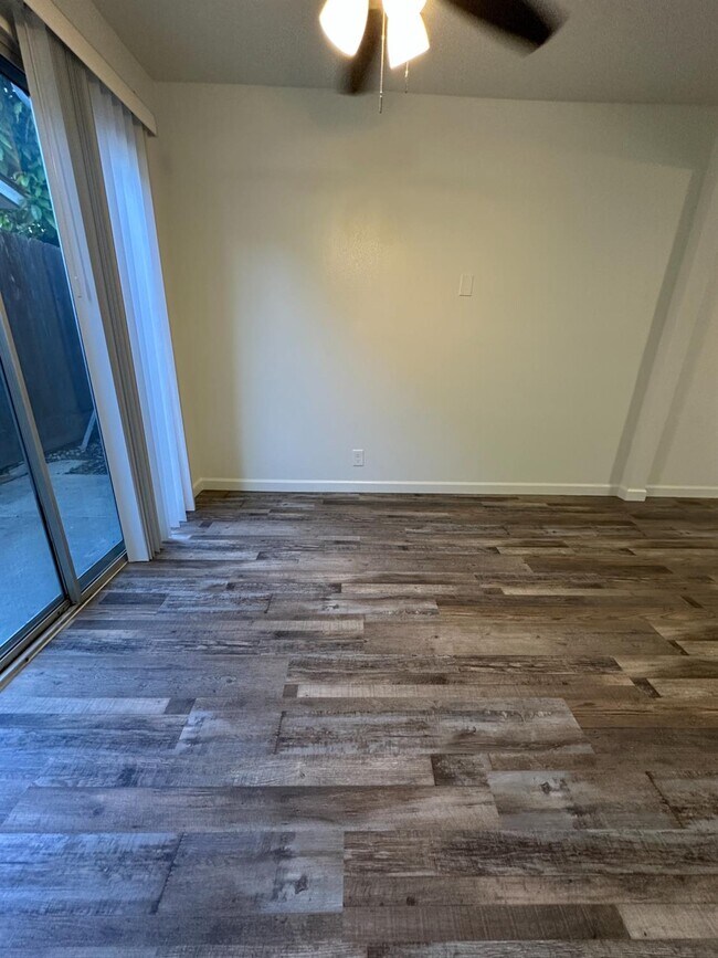 Building Photo - 1069 Cherry Ln