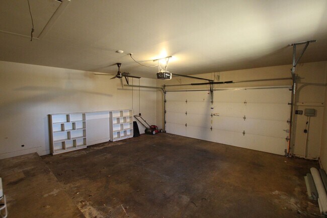 Building Photo - Coming Soon! 3/2/2 in Tyler!