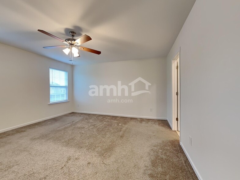 Building Photo - 636 Redbud Ln