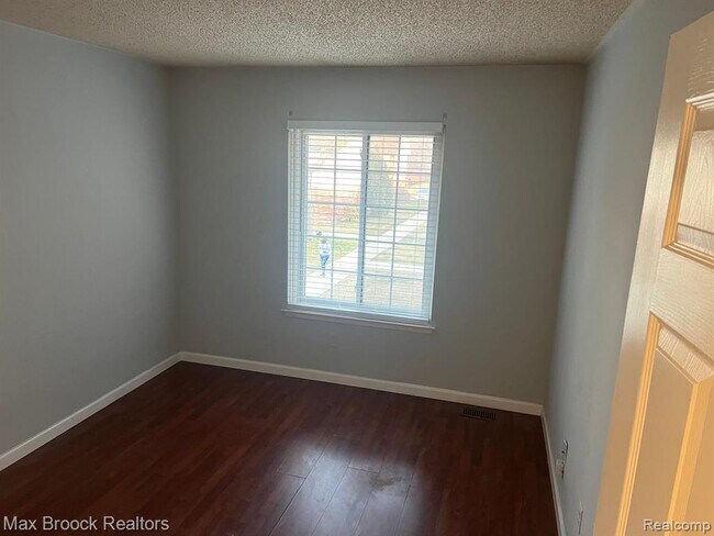 Building Photo - 30232 Southfield Rd